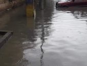 "شاركونا".. قارئة ترسل صورا لتراكم مياه الأمطار بشارع فى العبور