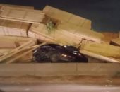 انقلاب أخشاب محملة على سيارة نقل ثقيل بكوبرى العامرية