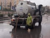 صور.. رفع تجمعات مياه الأمطار بالكيلو 21 والعجمى وحى شرق الإسكندرية