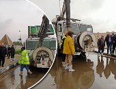 طوارئ بالقاهرة والجيزة وإلغاء الإجازات للفرق الميدانية واستمرار التواجد فى الشوارع لشفط الأمطار بإشراف المحافظين.. تحذيرات من انقطاع المياه والكهرباء في الجيزة.. وغرف عمليات بالأحياء وخطوط ساخنة للبلاغات.. صور
