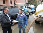 محافظ المنوفية يوزع وجبات غذائية على العمال خلال تفقده أعمال شفط المياه