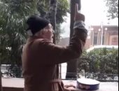 رشوان توفيق يدعو الله من شرفة منزله وسط الأمطار.. فيديو