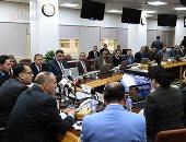 رئيس الوزراء يصل غرفة عمليات الحكومة ويجرى فيديو كونفرانس مع المحافظين .. صور