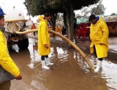 صور.. محافظ الشرقية: الدفع بـ80 سيارة كسح وبدال فى الشوارع لفتح الطرق