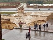انهيار سور ورصيف منطقة "الجولف سيتى" بالعبور والجهاز يعلن قطع المياه.. فيديو