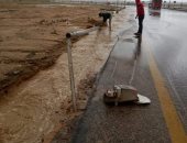 صور.. الطقس السيئ يتسبب فى سقوط عمود إنارة بالعاشر من رمضان