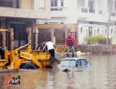 صور.. "بحر التجمع.. التسعين سابقا".. الأمطار تغرق السيارات بشارع الـ90 بالتجمع