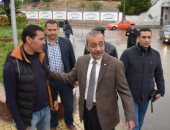 محافظ الإسماعيلية يتابع شفط المياه ميدانيًا ويصرف مكافأة راتب شهر لـ3 عمال