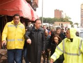 صور .. محافظ الإسكندرية يحيل مسؤل إدارة اشغالات الطريق بحى العجمى للتحقيق