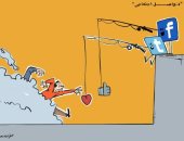 كاريكاتير صحيفة إماراتية.. صراع مواقع التواصل الاجتماعى فى اصطياد روادها