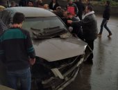 اصطدام سيارة بحواجز طريق مصر إسكندرية الزراعى بطوخ بسبب سوء الأحوال الجوية