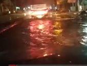 فيديو..سيارات القليوبية تتحول لمراكب صيد بمياه إعصار التنين.. والمحافظة غائبة