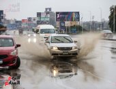 أمطار ورعد وبرق.. مواطنون يستقبلون المطر بالفرحة وآخرون يبتكرون حماية منه