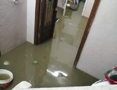 مياه الأمطار تحاصر أسرة كاملة فى عرب المعادى