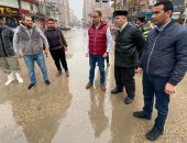 صور.. رفع تجمعات مياه الأمطار بالشوارع والميادين فى الفيوم