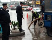 صور ترصد ملاحم إنسانية لرجال المرور أسفل الأمطار بالقاهرة
