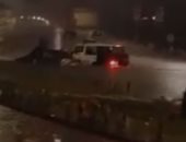 فيديو.. سيارة شرطة تقتحم المياه وتنقذ مسن عالقا أعلى سيارته فى التجمع 