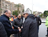 صور.. وزير التنمية المحلية يتفقد أعمال رفع المياه بمصر الجديدة