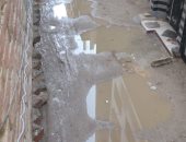 "سيبها علينا".. قارئ يشارك بصورة تجمع مياه الأمطار في قرية العزبة البيضاء