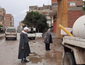 ست بـ100 راجل.. رئيس الوحدة المحلية بسنتريس فى المنوفية تشرف على أعمال كسح المياه 