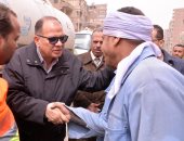 محافظ أسيوط يكافئ 3 عمال خلال جولة ميدانية لمتابعة إزالة مياه الأمطار