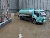 صور.. الدفع بسيارتين لشفط مياه الأمطار من صومعة الغلال بطنطا