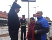 صور.. حى الدقى يواصل شفط مياه الأمطار لتيسير الحركة المرورية