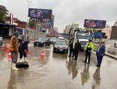 "المرور" تتصدى للطقس السيئ.. غلق 15 طريقا سريعا بعد ظهور الأتربة وتراكمات مياه الأمطار.. تحويلات بطريق الإسكندرية مطروح والسويس.. طوارئ بغرف العمليات لمتابعة حركة السيارات بالكاميرات... صور