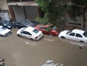غرق شوارع عزبة النخل.. والأهالى يناشدون الحكومة بشفط مياه الأمطار (صور)