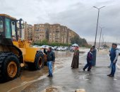 الأجهزة الأمنية وقيادات شعبية بالبساتين تتابع عملية شفط المياه وفتح الطرق