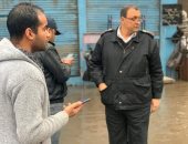 رجال مباحث قسم شرطة حدائق القبة يتابعون عملية نزح مياه الأمطار بالمنطقة.. صور