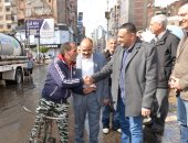 صور.. محافظ الدقهلية يتابع رفع تراكمات مياه الأمطار ويوزع وجبات على العاملين