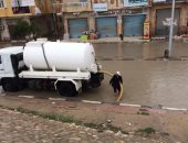 الدفع بسيارات كسح لسحب تراكمات المياه من مدينة بئر العبد بسيناء (صور)