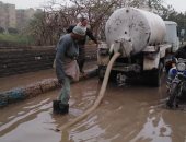 صور.. رفع مياه الأمطار من الطرق والشوارع بمدينة أبو قرقاص فى المنيا