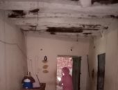 صور.. إخلاء أسرة من منزل آيل للسقوط وإصلاح أعمدة كهرباء فى أبو كبير بالشرقية