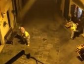 فرق طبية تعقم الشوارع والمقاعد في إيطاليا لمنع عدوى فيروس كورونا.. فيديو