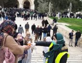 تعقيم المصلين أمام ساحات المسجد الأقصى للوقاية من فيروس كورونا