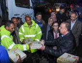 صور.. توزيع 1200 وجبة على عمال الصرف الصحى والنظافة والأحياء بالإسكندرية