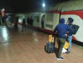 "مصر الحلوة".. أهالى بنى سويف يتسابقون لاستضافة ركاب قطار توقف بمحطة ناصر