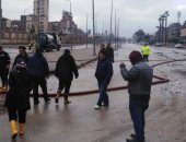 لليوم الثانى.. مياه القليوبية تواصل شفط تراكمات المياه بالشوارع 