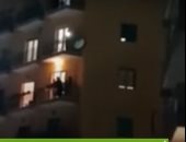 الإيطاليون يغنون النشيد الوطنى من الشرفات لمواجهة كورونا.. فيديو
