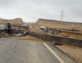 محافظ المنيا يتفقد موقع هبوط الطريق الصحراوى الشرقى ويوجه بدعم السيارات العالقة