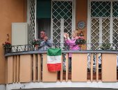 نساء ورجال ميلانو يحيون الأطباء من النوافذ لتشجيعهم على مكافحة كورونا 