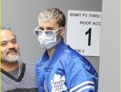 جاستن بيبر يرتدى الكمامة خوفا من كورونا فى بيفرلى هيلز