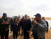 فيديو.. سائحون بالأهرامات يلتقطون صورا مع وزير السياحة.. ويهتفون: تحيا مصر