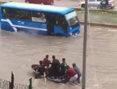 ماشيين عكس الاتجاه.. شباب يلجأون لمركب صيد للتنقل فى مياه الأمطار بمدينة نصر