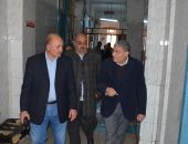 محافظ المنيا يتابع حالة أحد المصابين بسبب موجة الطقس السيئ.. صور