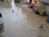 قارئ يطالب الأجهزة التنفيذية بالتدخل بعد غرق الشوارع بقرية سلاقوس بالمنيا