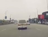 فيديو.. انتظام حركة المرور بشارع التسعين بالتجمع بعد شفط مياه الأمطار