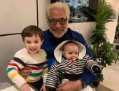 أحمد ناجى يتحدى كورونا بصحبة أحفاده